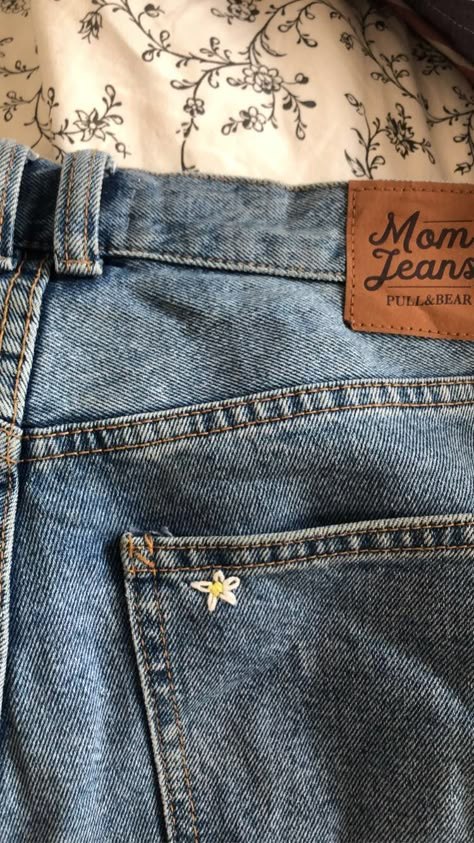 Embroidered Jeans Aesthetic, Embroidery On Tops, Embroidery Inspiration Jeans, Clothes Embroidery Diy, Denim Embroidery, Cute Sewing Projects, Diy Embroidery Patterns, Basic Embroidery Stitches, Embroidery On Clothes