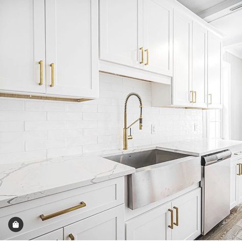 Sink With Gold Faucet, Gold Accent Kitchen, Stainless Steel Apron Front Sink, Stainless Farmhouse Sink, Stainless Steel Apron Sink, Contemporary Kitchen Designs, Gold Kitchen Faucet, Stainless Steel Farmhouse Sink, Gold Faucet