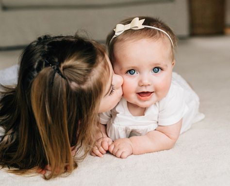 Home Family Session, Family At Home, Sibling Pictures, Sisters Photoshoot Poses, Sister Poses, Bff Poses, 1 Year Birthday, Sibling Photos, Sisters Photoshoot