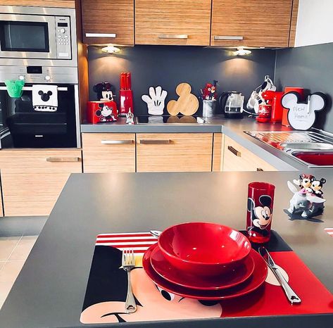 Mickey Kitchen Decor, Cozinha Do Mickey Mouse, Disney At Home, Disney Themed Rooms, Casa Disney, Single Kitchen, Disney Kitchen Decor, Mickey Kitchen, Mickey Mouse Kitchen