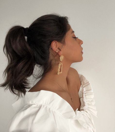 Classy hairstyle inspo, brunette high ponytail side profile Short Hair Ponytail, Short Ponytail, Elegant Ponytail, High Ponytail Hairstyles, Wavy Ponytail, Classy Hairstyles, Ponytail Hairstyles Easy, Short Brown Hair, Side Ponytail