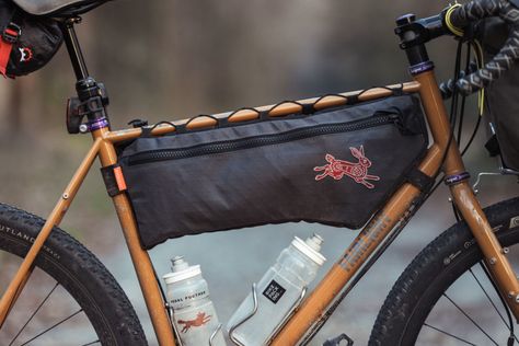 Custom Frame Bags, Guide and List of Makers - BIKEPACKING.com Bike Frame Bag Pattern, Bike Bag Design, Bike Seat Bag, Frame Bags, Bike Diy, Bike Frame Bag, Bikepacking Gear, Outdoorsy Girl, Mini Velo