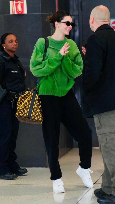 pinterest: @ariadorata Instagram: @amberbasedstyle Kendall Jenner Outfits Airport, Kendall Jenner Street Style Casual, Kendall Jenner Airport Style, Kendall Jenner Winter Outfits, Kendall Jenner Fits, Kendall Jenner Outfits Street Styles, Jenner Style Outfits, Casual Airport Outfit, Kendall Outfits