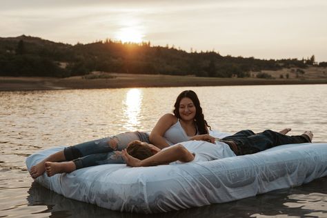 Air Matress Couple Photoshoot, Floating Air Mattress Photoshoot, Air Mattress Lake Photoshoot, Water Couple Photoshoot, Air Mattress Photoshoot, Parent Trap Wedding, 1 Year Anniversary Photoshoot, Photo Shoot Ideas Family, Mattress Photoshoot