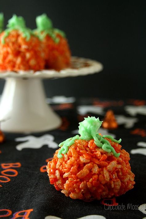 Happy Halloween! Make these fun Candy-Stuffed Rice Crispy Treat Pumpkins and use your favorite candy as the surprise in the middle. Pumpkin Rice Krispies, Halloween Rice Krispie Treats, Rice Crispy Treat, Leftover Halloween Candy, Peanut Butter Pumpkin, Halloween Appetizers, Halloween Chocolate, Halloween Candy Corn, Party Finger Foods