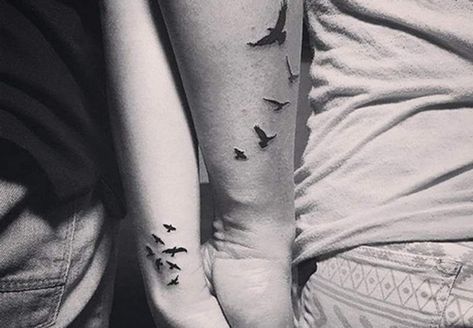 Tatouages couple envolée d'oiseaux Different Drawing Styles, Tattoos Matching, Tattoo Couple, Cute Tats, Tattoo Cover Up Ideas, Cover Up Ideas, Romantic Ideas, Lotus Tattoo, Tattoo Cover Up