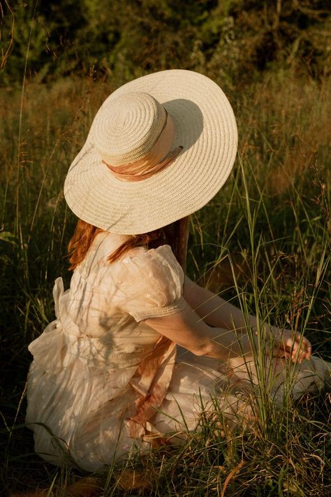 Cottagecore Photoshoot, Cottagecore Girl, Grassy Field, Aesthetic Dress, A Bouquet Of Flowers, Vintage Cottagecore, Pretty Pics, Vintage Cottage, Bouquet Of Flowers