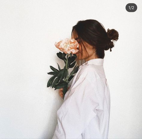 Studio Photography With Flowers, Ig Home Photo Ideas, Self Portrait With Flowers At Home, Self Portrait Poses With Flowers, Photo Shoot Home Ideas, In Home Self Portrait, Aesthetic Ig Photos Ideas At Home, At Home Self Photoshoot Ideas, Faceless Self Portrait Photography