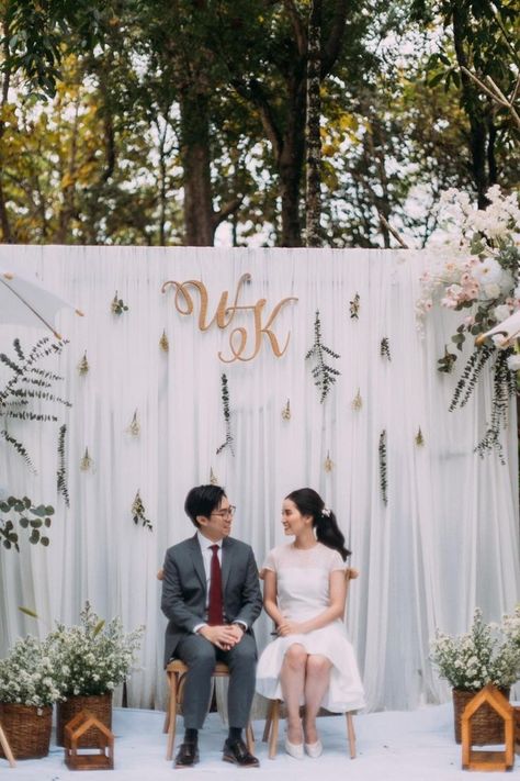 Engagement Minimalist Decor, Backdrop Engagement Simple Elegant, Minimalist Wedding Backdrop, Minimalist Backdrop, Outdoor Wedding Backdrops, Wildflower Wedding Theme, Spring Wedding Color Palette, Photo Booth Backdrop Wedding, Minimalist Wedding Decor