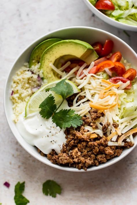 These keto beef taco bowls with cauliflower rice are fast, fresh, and filling. You won't even miss the tortillas! Beef Taco Bowls, Chicken Taco Bowl, Low Carb Taco, Beef Tartare, Taco Bowl, Keto Beef, Beef Taco, Low Carb Tacos, Boiled Egg Diet Plan