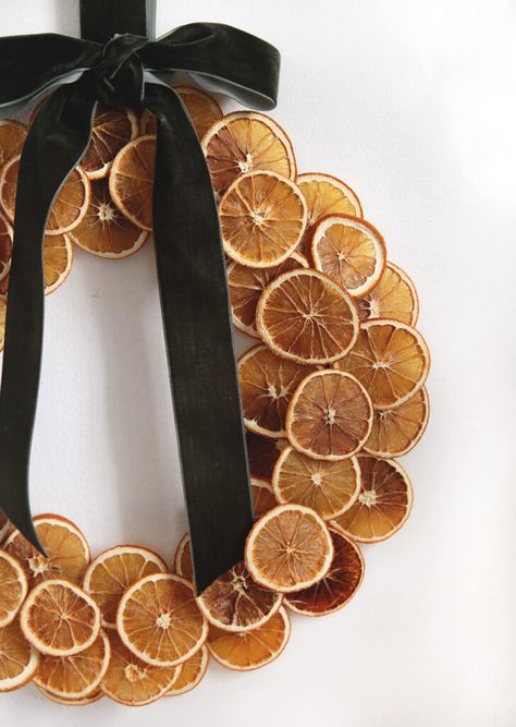 Dried Orange Christmas Tree Decorations, Orange Garland Wreath, Orange Slices Wreath, Natural Wreath Making, Dried Orange Holiday Decor, Make A Holiday Wreath, Orange Slice Wreaths For Front Door, Dried Orange Slice Wreath, Citrus Christmas Wreath