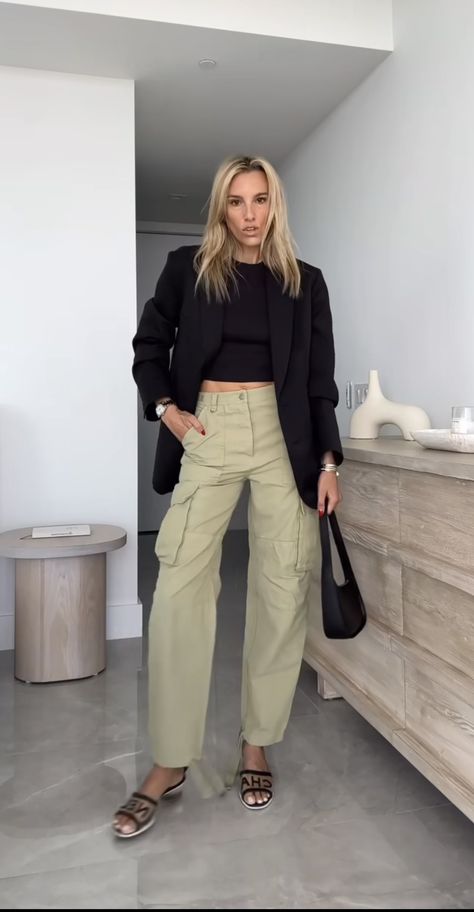 Cargo Pant Business Casual, Pista Green Jeans Outfit, Cargo Pants Autumn Outfit, Cargo And Blazer Outfit, Office Cargo Pants Outfit, Khaki Green Trousers Outfit, Transitional Outfits Summer To Fall 2023, Cargo Pants Classy Outfit, Light Green Pants Outfit Women