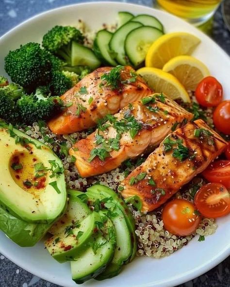 Diabetic Sweets and Snacks | 🥗🥦 Grilled Salmon with Quinoa, Broccoli, and Avocado Salad 🥦🥗 | Facebook Salmon With Quinoa, Sweets For Diabetics, Quinoa Broccoli, Salmon Rice Bowl, Cooked Quinoa, Cucumber Slices, Barbie Food, Steamed Broccoli, Broccoli Florets