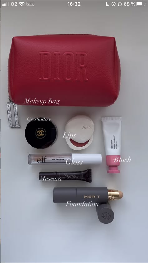 Simple Makeup Collection, Minimalist Makeup Collection, Minimalist Makeup Bag, Makeup And Products, Makeup Bag Essentials, Minimalist Makeup, Minimal Makeup, Makeup Tut, What's In My Bag