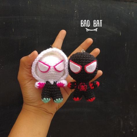 Spiderman Crochet Keychain, Couple Crochet Ideas, Crochet Spiderman Keychain, Crochet Miles Morales, Easy Amigurumi Free Pattern, Hello Kitty Crochet, Easy Amigurumi, Free Pattern Crochet, Crochet Keychain Pattern