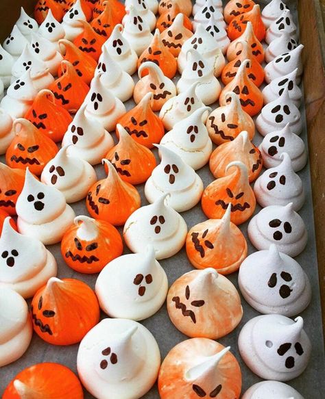 Ghost Meringues, Scary Halloween Food, Cupcake Diaries, Pumpkin And Ghost, Lollipop Recipe, Pavlova Recipe, Halloween Party Dinner, Grazing Table, Halloween Appetizers