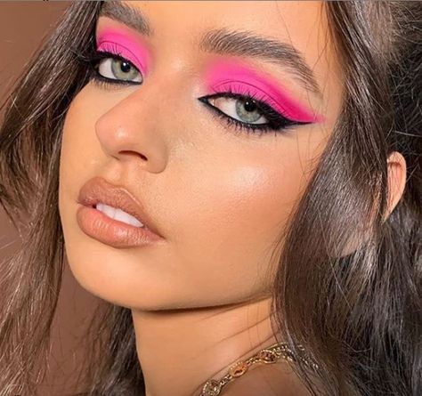 90s Pink Eyeshadow, Pink Eyeshadow Black Eyeliner, Pink And Black Makeup Looks, Pink Panther Makeup, Pink And Black Eye Makeup, Hot Pink Makeup Looks, Pink And Black Makeup, Pink People, Black Makeup Looks