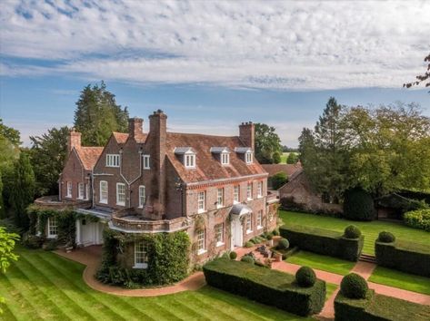 English Manor Houses Floor Plans, Aesthetic Big House Exterior, Big British Houses, British Estate, Giant House, Manor Floor Plan, English Mansion, English Manor Houses, Henley On Thames