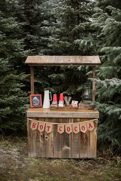 Cocoa Stand, Hot Cocoa Stand, Christmas Cookies Packaging, Outdoor Christmas Diy, Christmas Booth, Baby Christmas Photos, Cocoa Christmas, Christmas Shoot, Christmas Mini Sessions