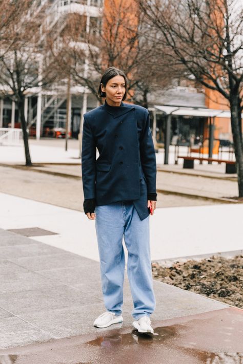 PARIS FALL 18/19 STREET STYLE IV | Collage Vintage Denim Sneakers Outfit, Jeans And Sneakers Outfit, White Sneakers Outfit, Sneaker Outfits, Giovanna Battaglia, Jeans Street Style, Fall Fashion Trends Women, Denim Sneakers, Winter Fashion Boots