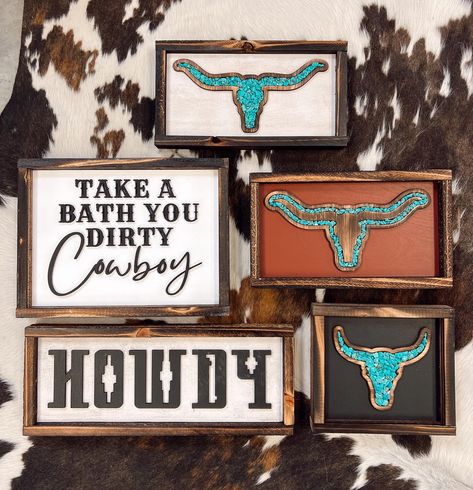 We’ve got you covered on cute, western home decor 😍✨ •• Shop here >> https://thecrookedcactusbtq.com/collections/home-decor Western Boutique Decor, Western Home Decor Diy, Diy Western Home Decor, Pmu Room, Rustic Western Home Decor, Western Office Decor, Western Office, Western Signs, Western Bedroom Decor