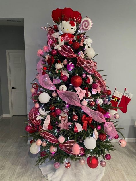 (20+) Facebook Pink Red Christmas, Kawaii Christmas Tree, Red Christmas Decorations, Hello Kitty Christmas Tree, Red Christmas Decor, Kitty Christmas, Kawaii Christmas, Dreaming Of A White Christmas, Hello Kitty Christmas