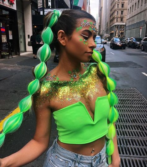 Rave Hair Extension Ideas, Neon Party Hairstyles, Festival Braids With Color Extensions, Edc Hairstyles, Neon Hairstyles, Rave Hairstyles Braids, Neon Braids, Festival Hair And Makeup, Rave Braids Festival Hair