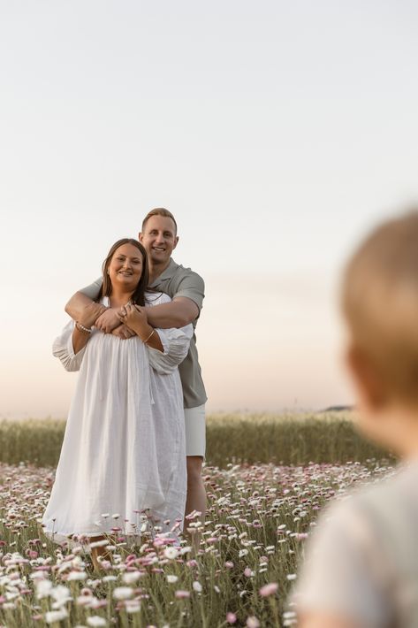 Create magical family memories with a mini photoshoot in the gorgeous daisy fields of Kalbar. Perfect for capturing natural smiles, laughter, and timeless moments. 🌸✨ #DaisyFieldMiniSession #FamilyPhotos #KalbarPhotography #NatureFamilySession #EverlastingMemories Mini Photography, Daisy Fields, Mini Photoshoot, Daisy Field, Mini Session, Family Memories, Mini Sessions, Family Session, Holiday Specials