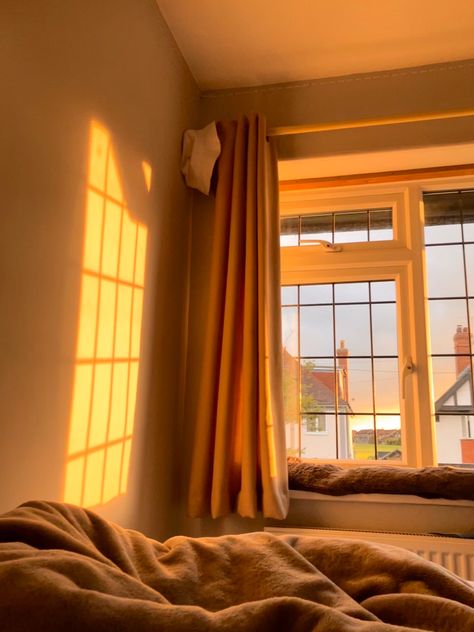 sunset || golden hour || orange || bedroom || aesthetic Orange Bedroom Aesthetic, Golden Hour Aesthetic, Orange Bedroom, You're So Pretty, Scenery Background, Orange Aesthetic, Time Of Day, Foto Ideas Instagram, Yellow Aesthetic