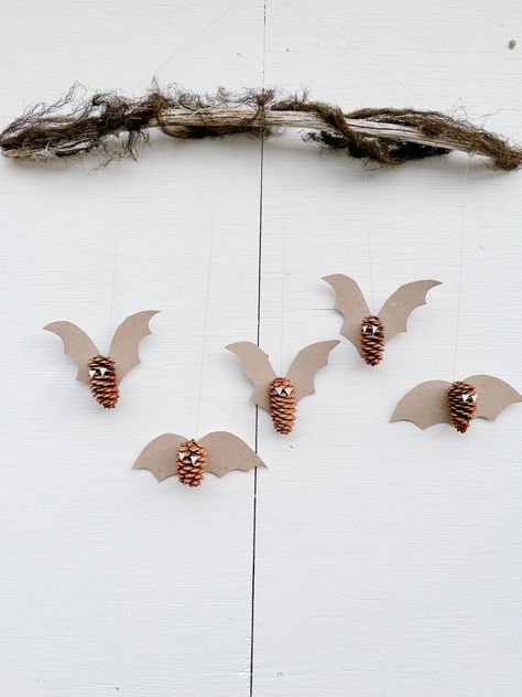 Halloween crafts, crafts for kids, kids halloween crafts, pinecone bats, bat craft, halloween craft ideas, nature crafts, nature halloween crafts Halloween Crafts Simple, Pine Cone Bats, Pinecone Bats, Halloween Recycled Crafts, Halloween Nature Activities, Halloween Pinecone Crafts, Nature Halloween Decorations, Eco Friendly Halloween, Halloween Forest School