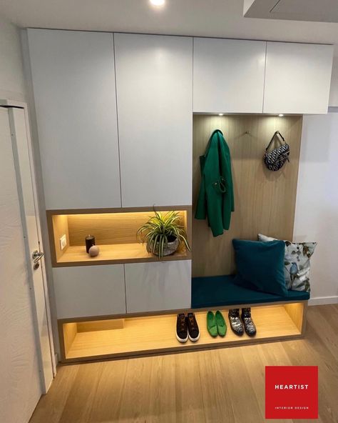 Entry cabinet with a contemporary elegance Uredjenje Hodnika, Home Entrance Cabinet, Hall Entrance, Home Entry Design, Wodrobe Design Entrance, Home Entry, Hallway Built In Cabinets, Entry Foyer Design, Foyer Cabinet