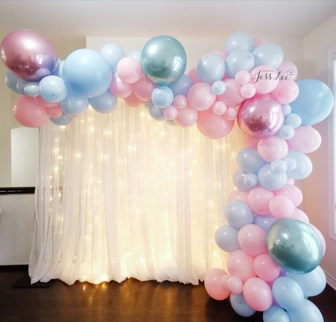 Pink and blue gender reveal balloon backdrop with warm lights Gender Reveal Backdrop, Simple Gender Reveal, Creative Gender Reveals, Baby Gender Reveal Party Decorations, Deco Ballon, Gender Reveal Party Games, Pregnancy Gender Reveal, Gender Reveal Party Theme, Idee Babyshower