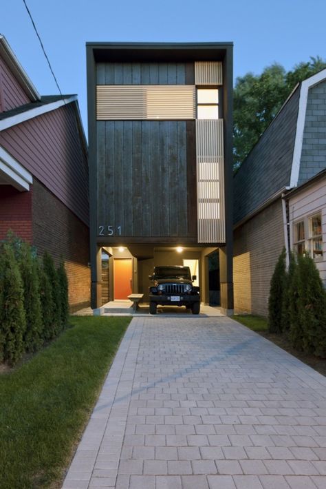 Shaft House by Reza Aliabadi. A thing of thoughtful beauty surrounded by mediocrity; and it didn't cost much more than the adjacent homes. Narrow House Designs, Narrow House Plans, Narrow Lot House, Small Modern Home, Narrow House, Modern Tiny House, Tiny House Design, Facade House, Residential Architecture