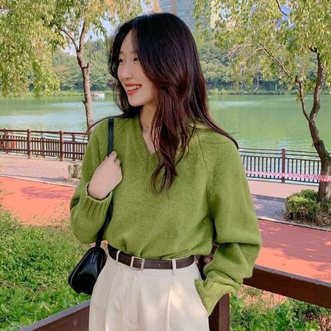 Green V Neck Sweater Outfit, Ootd Sweater Crop, Sweater Outfits Korean, Green Sweater Outfit, Cropped Sweater Outfit, Ootd Sweater, Parisian Outfits, Outfit Korean, Casual College Outfits