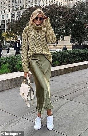 Khaki Satin Skirt Outfit, Satin Skirt Outfit, Rok Outfit, Outfit Elegantes, Monochromatic Fashion, Skirt Outfits Fall, Maxi Skirt Outfits, Midi Dress Casual, Casual Dinner Outfit