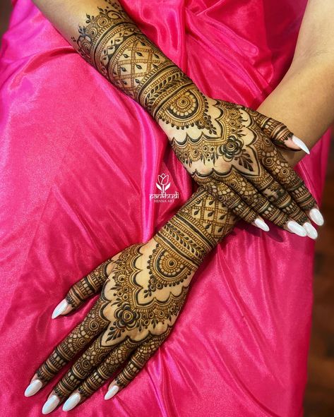 Janaany’s beautiful backhand henna✨ 2024-2025 bridal bookings are open !! Email us with your date and location at dimple.shah.nvs@gmail.com New Style Mehndi Design, Back Side Mehendi Design Simple, Back Mehndi Designs Hands, Back Hand Henna, Engagement Mehndi Design, Engegment Mehndi Designs, Engagement Mehndi Designs Back, Mehendi Designs For Hands Full Hand, Back Hand Mehndi