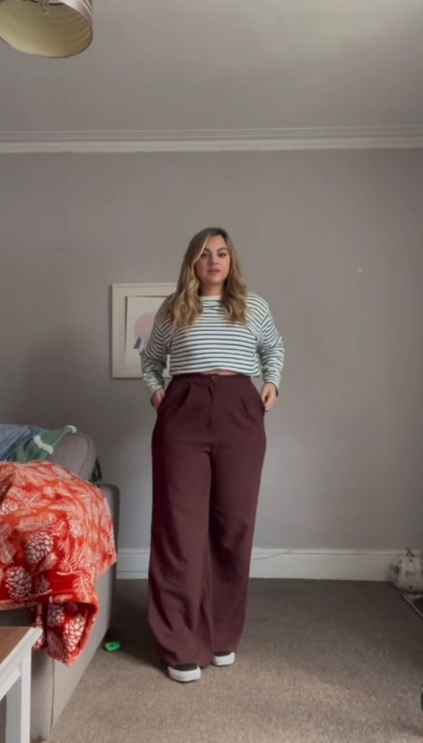 5 Best Plus Size Airport Outfits You Should Try | Chic & Aesthetic Plus Size Airport Outfits Plum Colored Outfits, Plus Size Korean Outfits, Fashion Outfits Midsize, Casual Chic Plus Size, Plus Size Airport Outfit, Office Outfits Women Plus Size, Airport Ootd, Airport Style Summer, Plus Size Travel