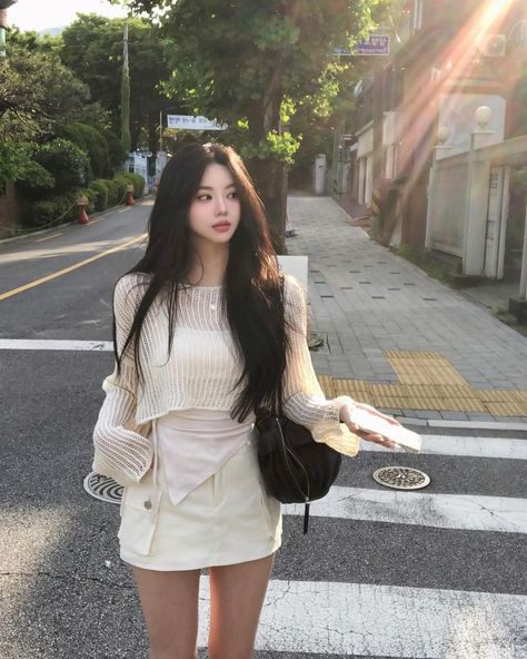 Whole Body Pose Ideas, Asian Outfits Casual, Ulzzang Girl Outfit, Outfit Korean Style, Outfit Korean, Pose Fotografi, Korean Girl Fashion, Ulzzang Fashion, Asian Outfits