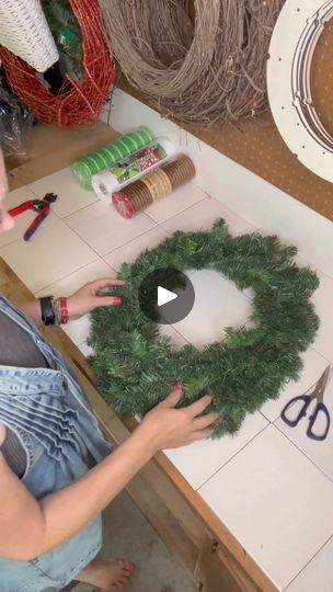 Diy Pine Wreath Christmas, How To Christmas Wreath, Christmas Wreaths Tutorial, Ideas For Christmas Wreaths, Diy Reefs Door Christmas, Christmas Deco Mesh Wreaths Diy, How To Decorate A Christmas Wreath, Making A Christmas Wreath, Wreath With Ribbon Diy