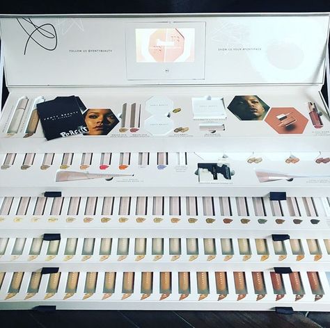 MAKEUP PLUG on Twitter: "The fenty beauty pr package is literally what dreams are made of… " Beauty Pr Package, Makeup Vanity Box, Pr Packaging, Pr Boxes, Essential Makeup Brushes, Pr Kit, Pr Package, Makeup Brush Organization, Makeup Guide