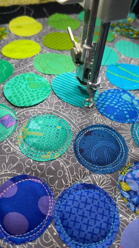 Circle, circle, circle!!🌀🌀🌀🌀 ——————— #jessicaquilterquilting #alisonglassbubblequilt #alisonglassfabric #berninaq20 #aurifilthread… | Instagram Circle Applique Quilt Patterns, Quilts With Circles Ideas, Appliqué Quilt Patterns, Circle Quilts Patterns Ideas, Applique Circles, Quilt With Applique, Modern Applique, Circle Quilt Patterns, Colchas Quilting