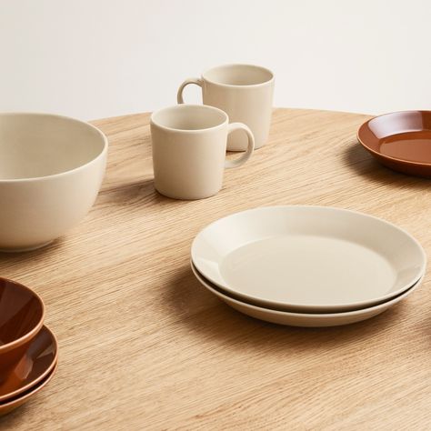 Teema-serien från Iittala är designad av den finska designern Kaj Franck. I seriens design är vikt lagd på det moderna, det enkla och det universella. Därför passar seriens produkter in i alla kök och tillsammans med andra stilar. Produkterna i Teema-serien är symmetriska och det gäller även denna mugg. Muggen har runda och mjuka former, och tillverkad i porslin.
Teema muggen på 30 cl är praktisk i vardagen eftersom den tål diskmaskin, ugn och mikrovågsugn. Dess höga kvalitet och tidlösa design Copenhagen Christmas, Kitchen Wares, Table Styling, Poster Designs, Simplest Form, Design Thinking, Designs Ideas, Stemware, Mugs Set