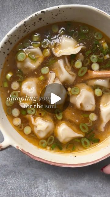 Frozen Dumplings Recipe, Dumpling Broth, Chilli Oil Recipe, Crispy Dumplings, Dumplings From Scratch, Dumpling Recipes, Make Dumplings, Dumpling Soup, Frozen Dumplings