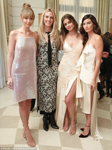 Paris Fashion Week 2016, Party In Paris, Baby Pink Dresses, Gigi Hadid Outfits, Taylor Marie Hill, Led Fashion, Fashion Week 2016, Red Carpet Gowns, Lily Aldridge