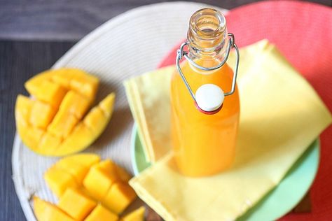 Mango Infused Vodka on Mind Over Batter | Vodka infused with mangoes. Make it your situation this summer! I am up to no good and I thought you should know… Graduation Drinks, Mango Vodka Drinks Recipes, Mango Infused Water, Svedka Mango Pineapple Recipes, Mango Infused Vodka, Apple Pie Moonshine Drinks, Pineapple Infused Vodka, Mango Vodka, Vodka Infused