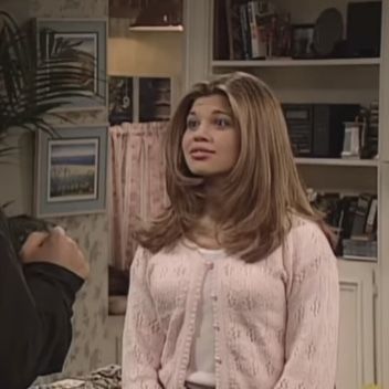 boy meets world (1993-2000) Daniel Fishel 90s, Topanga's Haircut, Topanga Lawrence Hairstyles, Danielle Fishel Hair, Topanga Lawrence Hair Color, Topanga Haircut Layers, Topanga Short Hair, Topanga Lawrence Hair Short, Topanga Hair Layers