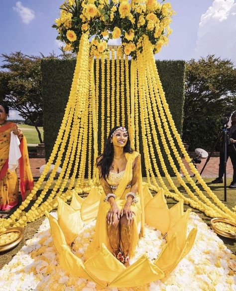 Haldi Mendhi Decoration, Bride Haldi Decoration, Haldi Set Up Decor, Royal Haldi Decoration, Mendhi Decorations Ideas, Maiyaan Ceremony Decor, Haldi Indian Wedding, Hurdee Night Decor, Mendhi Ceremony Decor