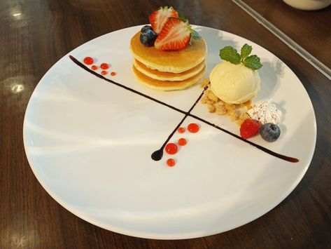 Pancake Plating Ideas, Pancake Decoration Ideas, Pancake Plating, Desert Plating, Dessert Plate Decoration, Cake Plating, Food Plating Design, Plating Dessert, Fine Dining Plating