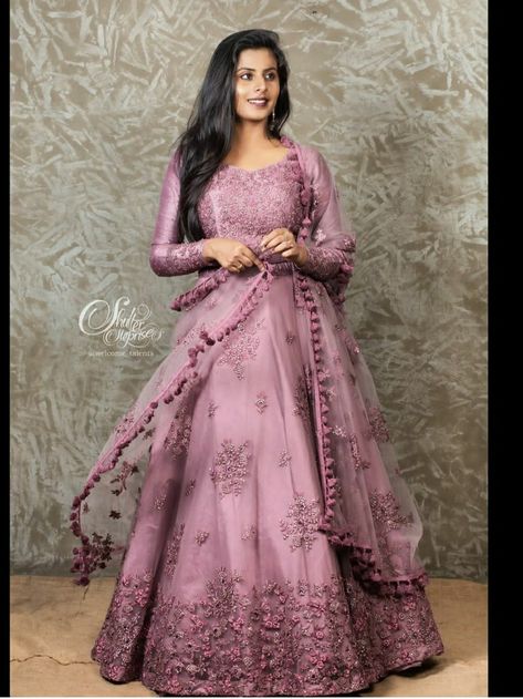 Reception Outfits For Bridesmaid, Dress For Engagement Indian, Reception Lehenga Bridal Indian, Reception Dress Indian, Full Frock, Indian Party Wear Gowns, Kerala Engagement Dress, Dress Makeover, Lehenga For Girls