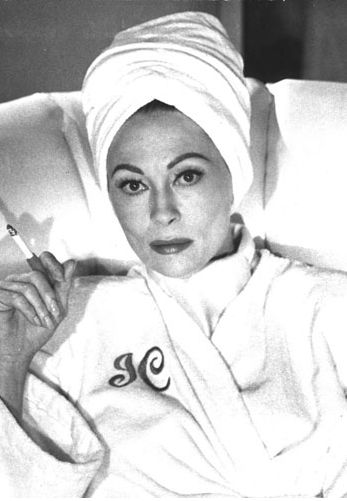 Faye Dunaway as Joan Crawford in Mommie Dearest Joan Crawford Mommy Dearest, Joan Crawford Children, No More Wire Hangers, Mommie Dearest, Faye Dunaway, Mommy Dearest, Salon Suites, Bette Davis, Joan Crawford